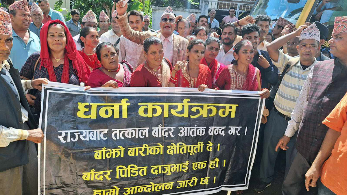 ‘बाँदर आतंक बन्द गर’ भन्दै किसानले घेरे मुख्यमन्त्रीको कार्यालय